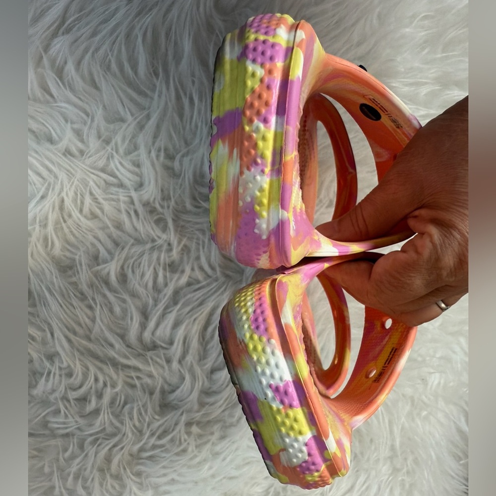 CROCS Women’s Size 8/Men’s Size 6 Two Strap Marbled Sandals - Picture 3 of 10